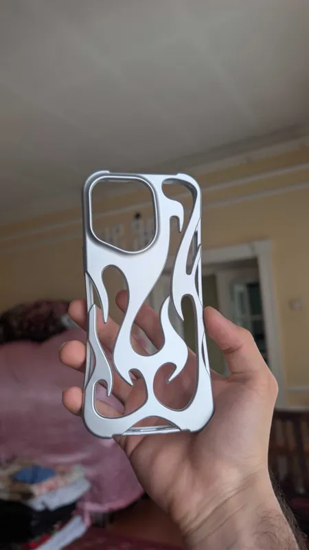 Стильный чехол для телефона iPhone 15 Pro Max в виде пламени — фото 2