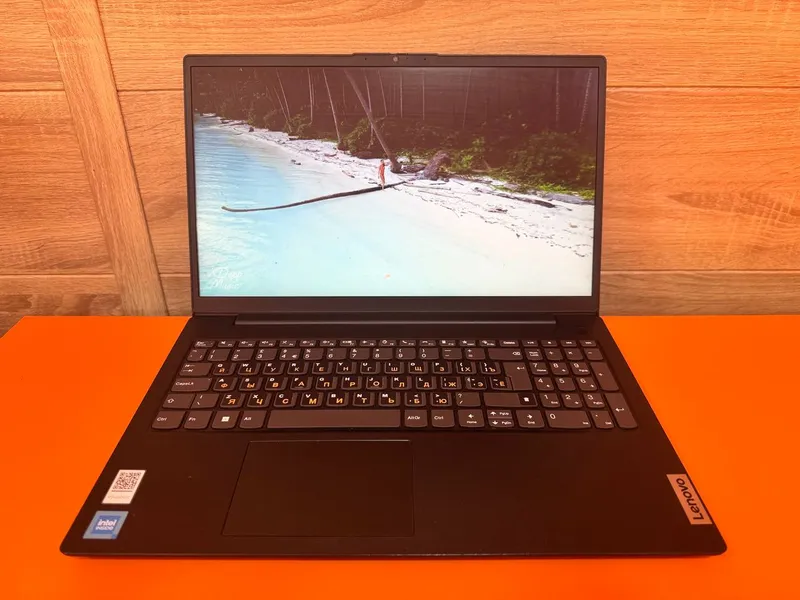 Ноутбук Lenovo V15 — фото 1