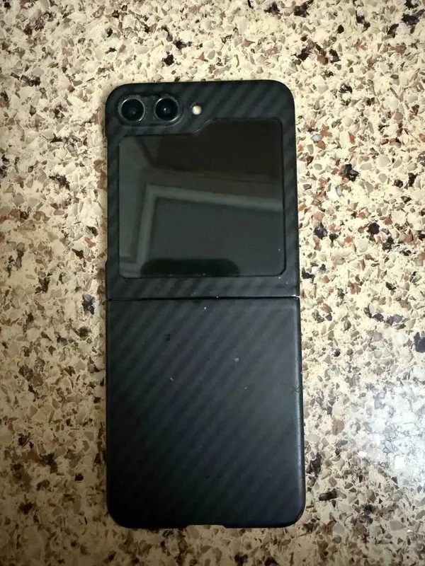 Samsung Z Flip 5 ideal 256 tali qora karobka bor — фото 4