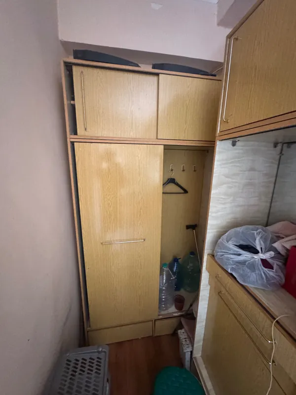 Shkaf oynalik polkalik tortmalik