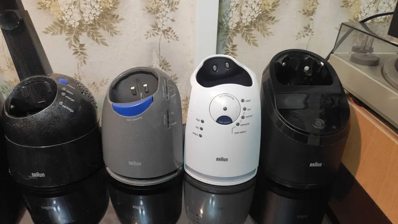 Braun "Clean & Charge" station - базы для зарядки и чистки бритв — фото 2