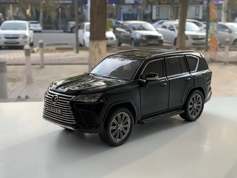 Modelka Lexus LX 600 1:24 2