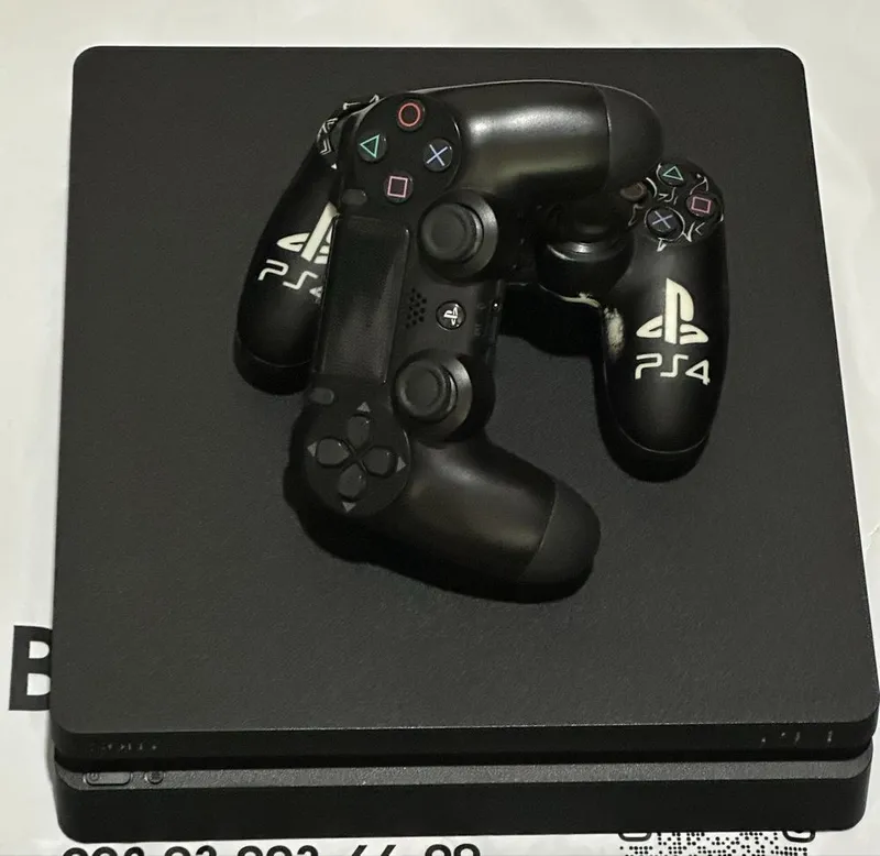 Playstation 4 + 2 djostika