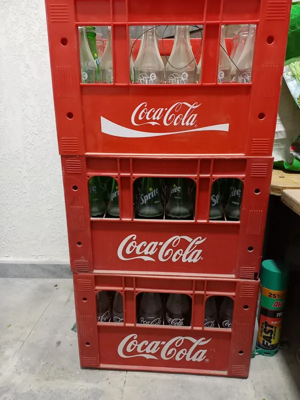 Продаётся ящики с бутылками Coca-Cola. Цена 125000 сум каждого ящика.