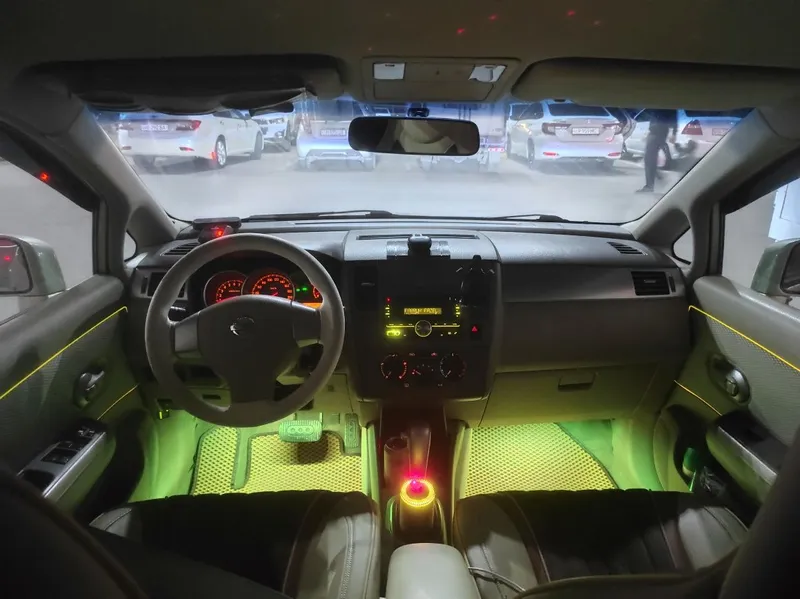 Nissan Tiida комфортный свежая машина — фото 1