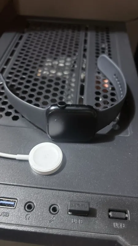 Apple Watch SE (GPS, 2‑го поколения) 1