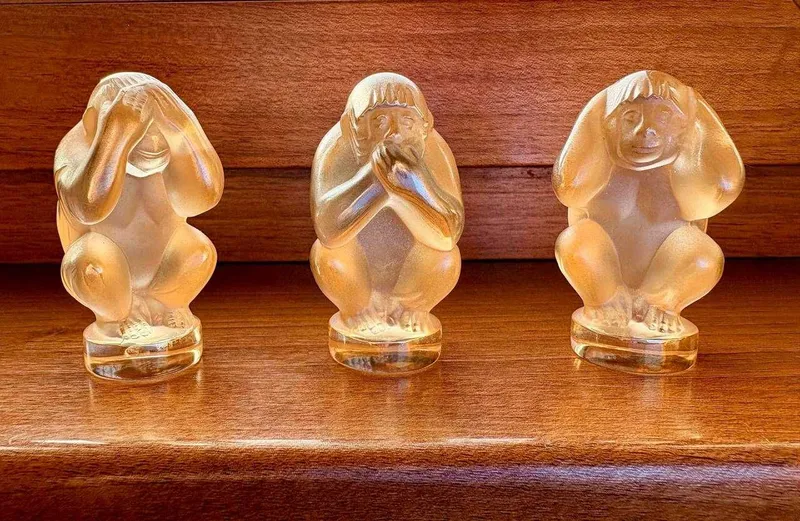 LALIQUE Набор из 3-х Хрустальных скульптур Three Wisdom Monkeys