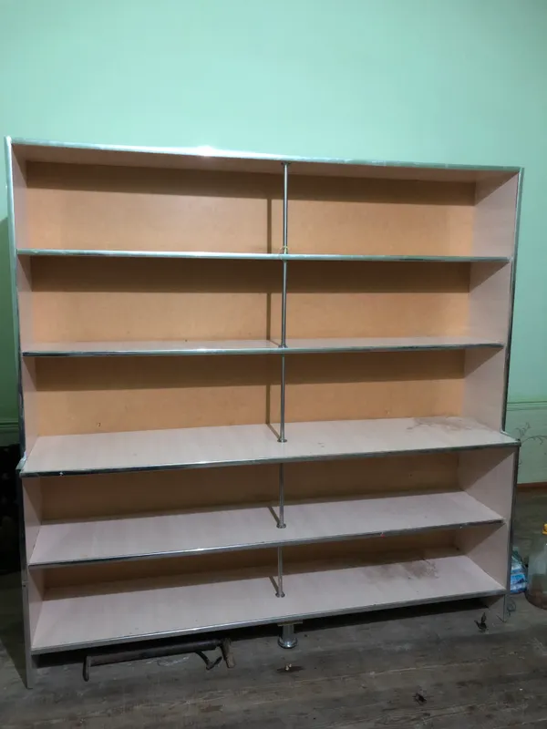 Polkali shkaf (magazin uchun mebel)