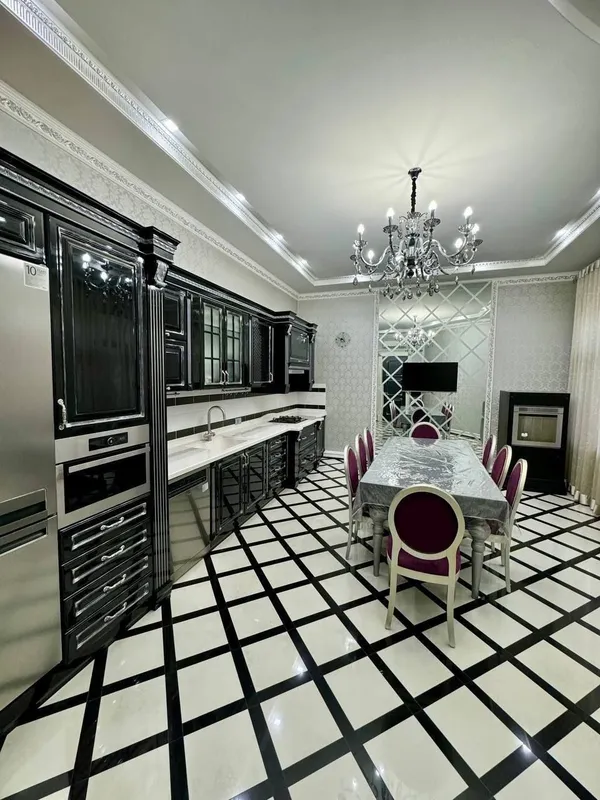 Амереканское посолтво рядом продается Евро Дом 5