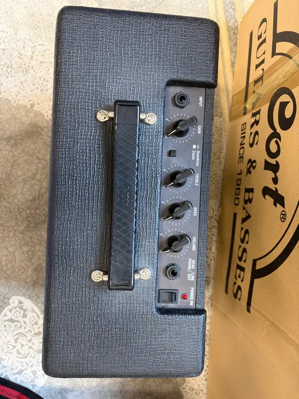 VOX kombo kuchaytirgichi bilan Cort elektro gitarasi 6 VOX kombo kuchaytirgichi bilan Cort elektro gitarasi 6