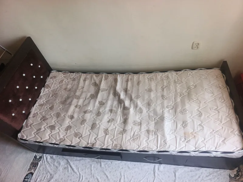 Kravat 1 kishilik 2 ta matraslari azgina eskirgan