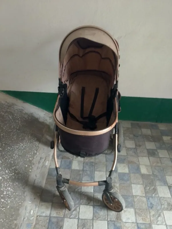 Коляска б/у в среднем состоянии