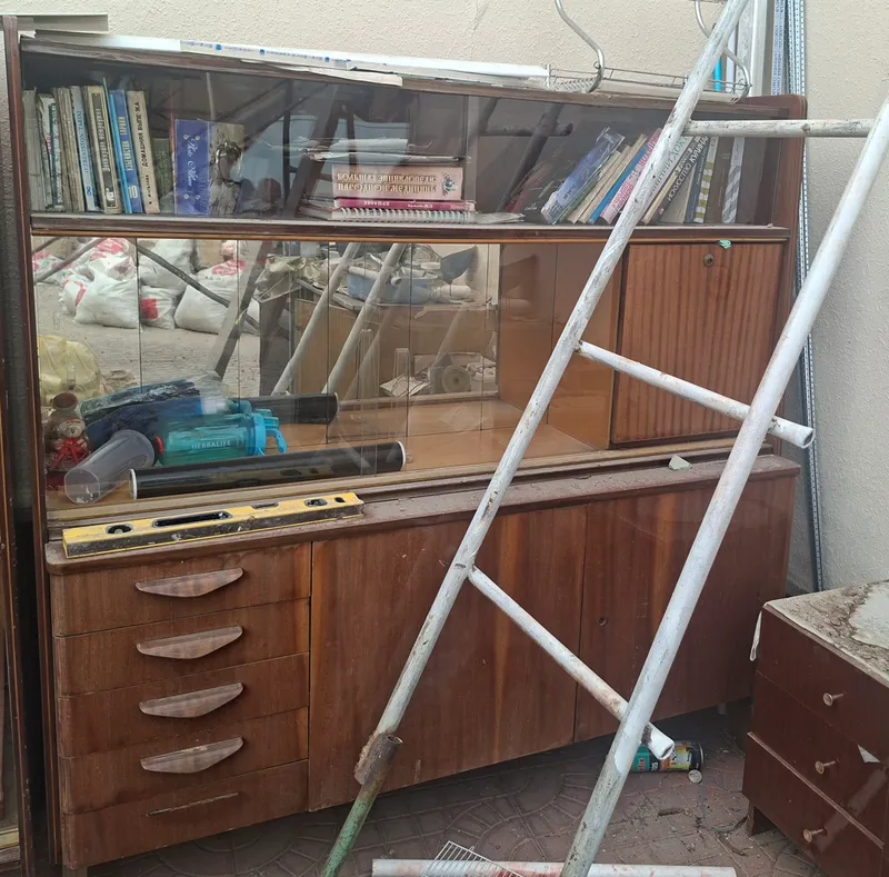 Продаётся сервант.