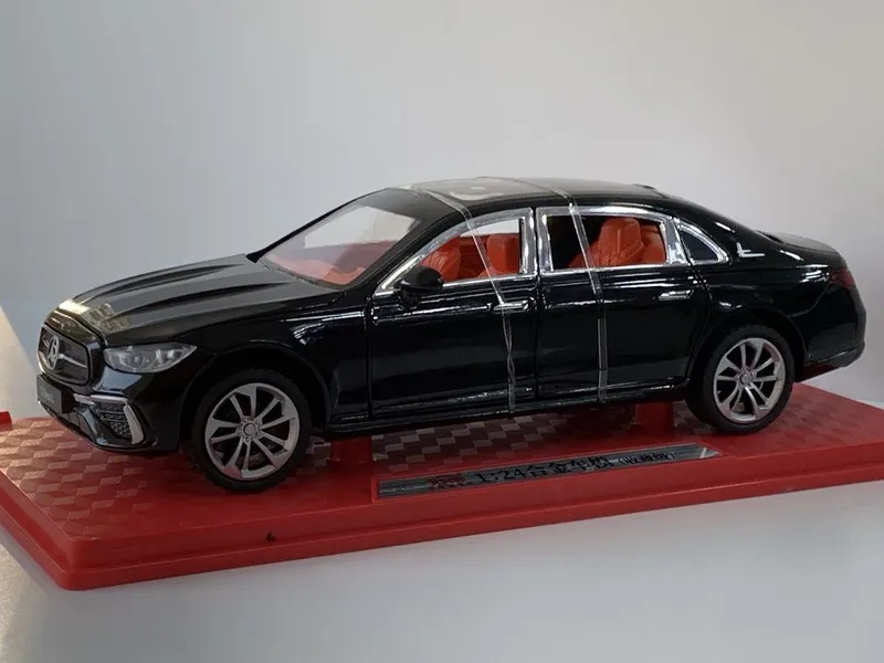 Modelka Mercedes-Benz C260L, Mercedes-Benz E-Class 1:24 5
