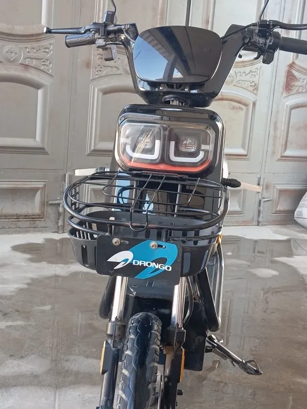Qora rangli skuter 6 Qora rangli skuter 6