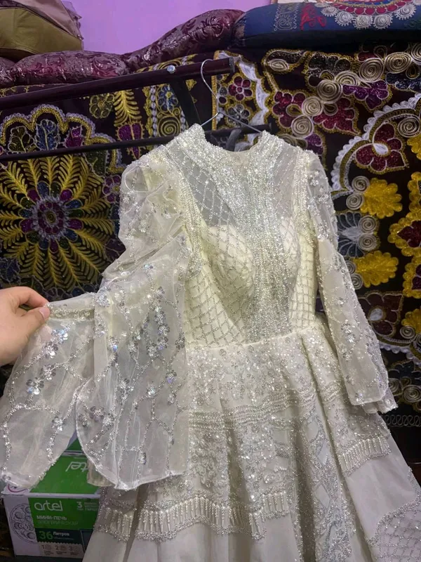 IVORY цвет, стандартные размеры, со шлейфом, сделаю скидку 3