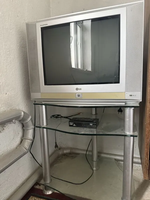 LG Telivezor, podstavka va tuyneri bilan birga