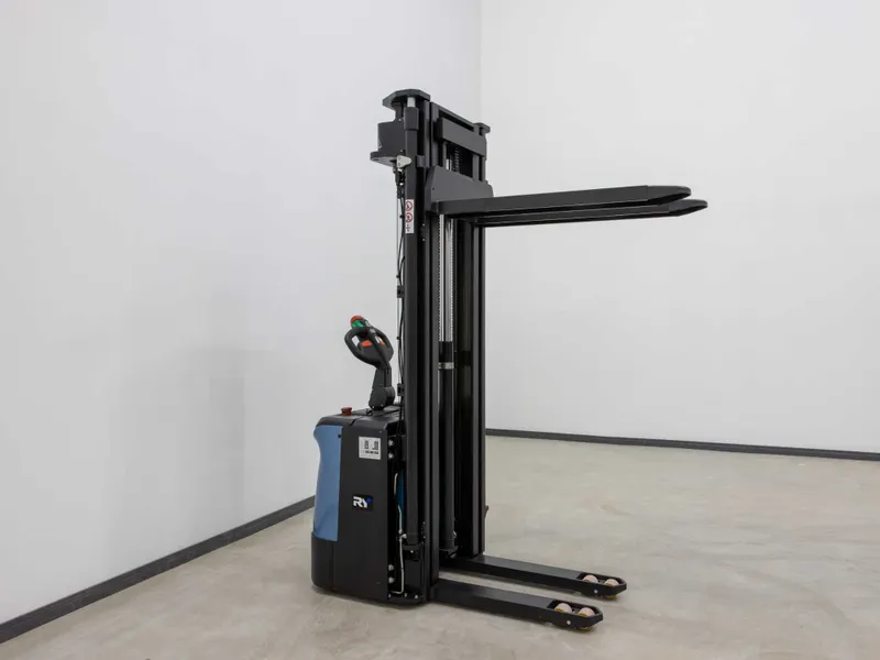 Штабелер электрический / Штаблер Royal Forklift 1 600кг / 4 600 мм — фото 3