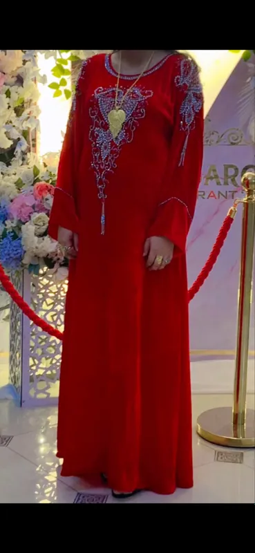 Abaya qizil rangda Razmer XL Abaya qizil rangda Razmer XL