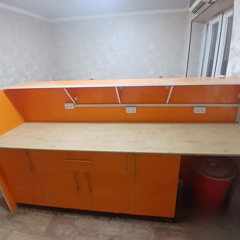 Bar uchun stol. Kichik kafe uchun stol-stul 3 komplekt. Arzon Srochna. 1 Bar uchun stol. Kichik kafe uchun stol-stul 3 komplekt. Arzon Srochna. 1