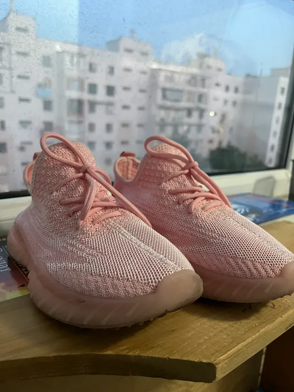 Pink Yeezy sotiladi 50 ming