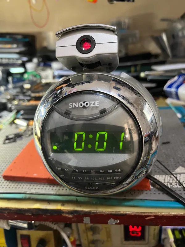 Радио будильник часы с проекцией Vitek vt3518