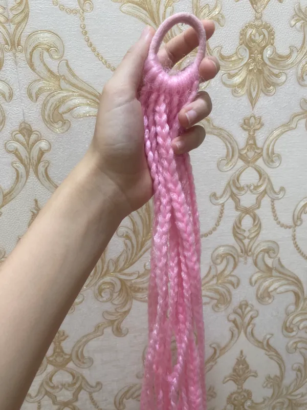Розовые косички с резинкой