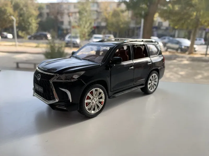 Modelka Lexus LX570 1:24 1