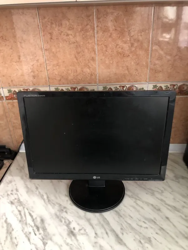 Экран компьютера LG 1