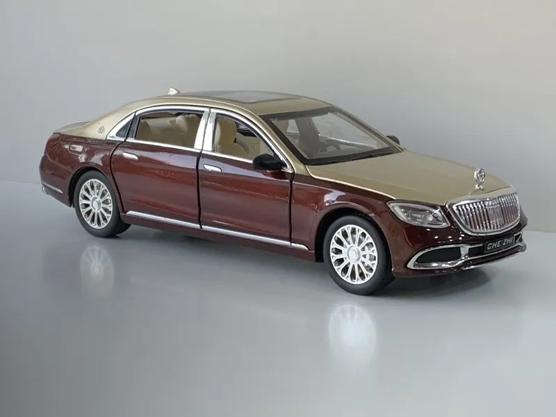 Modelka Mercedes-Benz Maybach S600 1:24 3