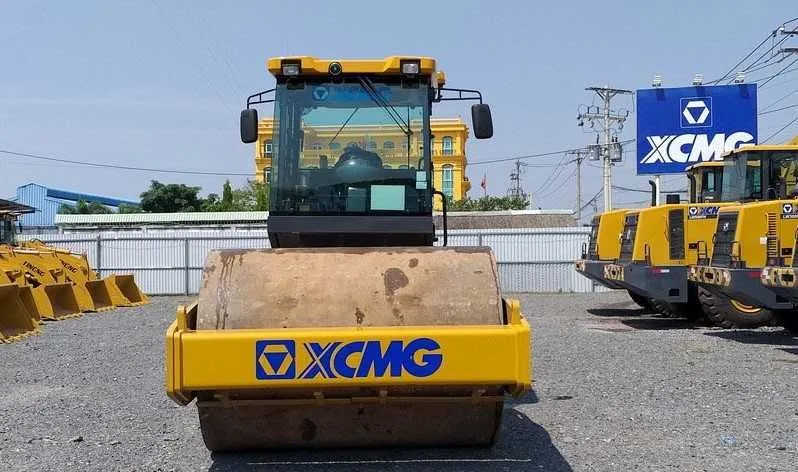 XCMG XS143J — это одно вальцовый вибрационный каток 14 тонн склад — фото 1
