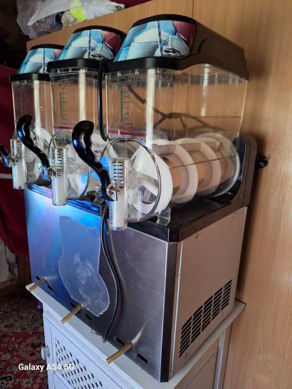 Продаётся аппарат для приготовления слаша (Slush Machine ) на 3 вкуса. 3