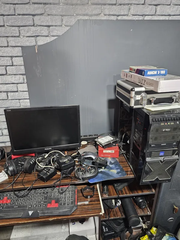 Montajga kompyuter monitori bulan 1 Montajga kompyuter monitori bulan 1