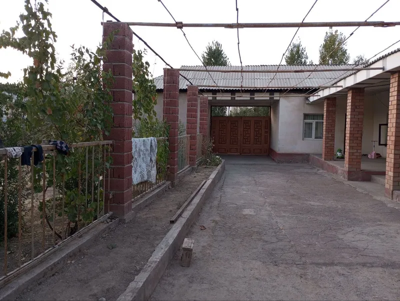 Hovli uy sotiladi.Xonalar soni 6ta oshxona ,garaj bogʻi bor . — фото 2