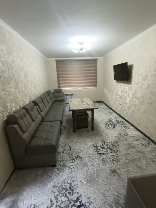 Чирчик шахар 1 mkr 2 хона Квартира ижарага берилади Нархи: 350$ — фото 1