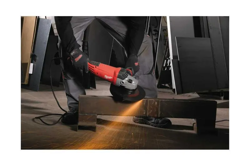 Углошлифовальная машина Milwaukee AGVK 24-230 EK DMS 3 Углошлифовальная машина Milwaukee AGVK 24-230 EK DMS 3