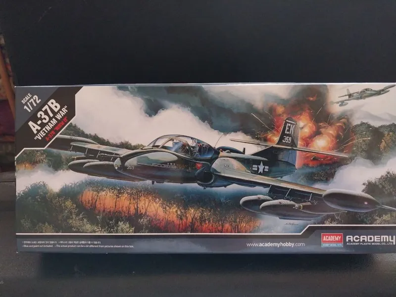 Сборная модель самолета А 37В, масштаб 1:72