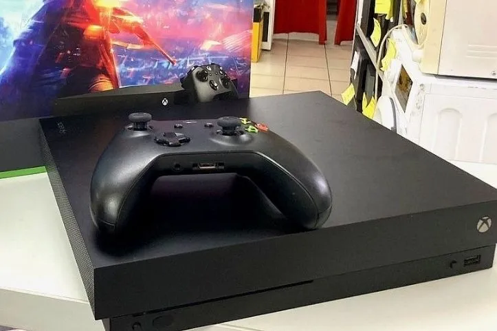 Xbox One X 1 TB, 2 геймпада 1 Xbox One X 1 TB, 2 геймпада 1