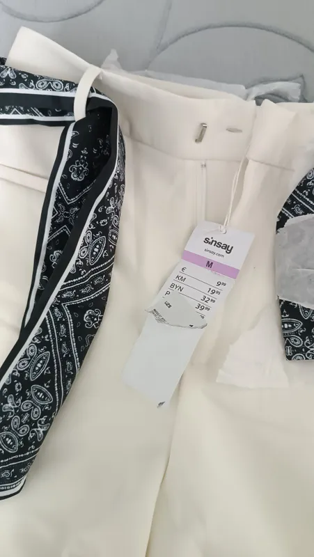 Yangi oq rangli shortlar sotaman. Juda chiroyli. 3
