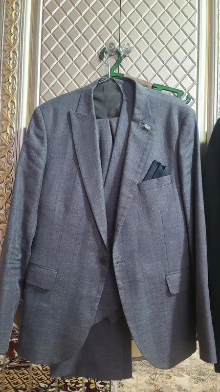 Kastyum shim 2tasi 500ming razmer 48 troyka deyarli yangi 2 Kastyum shim 2tasi 500ming razmer 48 troyka deyarli yangi 2