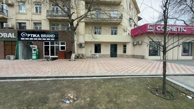 В центре города напротив урды сдаеться 200 кв нежилое помещения по 11$ 9