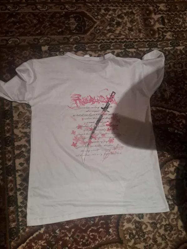 oq futbolka zamonaviy dizayn katana va Sakura guli — фото 1