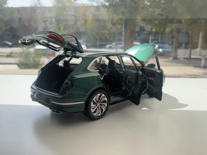 Modelka Bentley Bentyaga 1:24 4