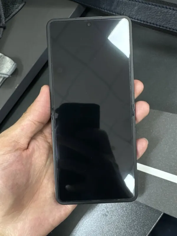Samsung Galaxy Z Flip 7 Black — фото 2 Samsung Galaxy Z Flip 7 Black — фото 2