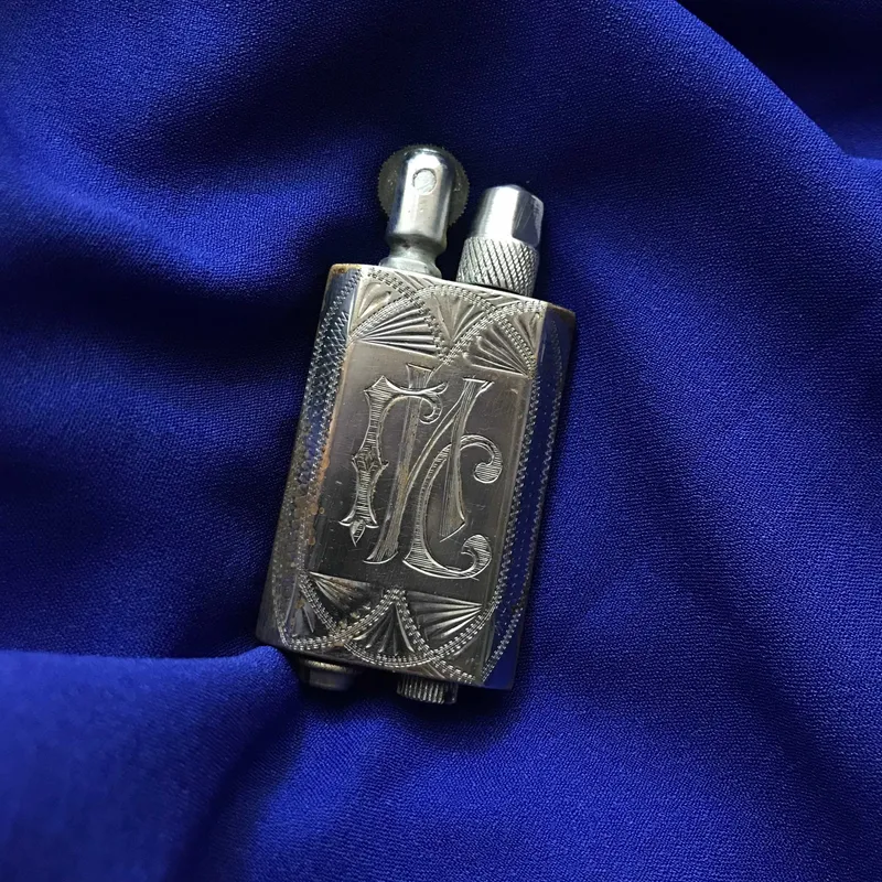 Старинная бензиновая зажигалка