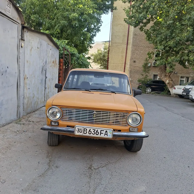 Vaz 21011 sotiladi 1983 yil 1 Vaz 21011 sotiladi 1983 yil 1