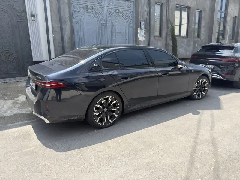 BMW i5 40L M-Sport 2025 yil — фото 1
