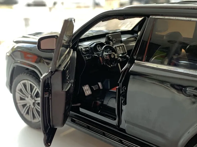 Modelka Lexus LX 600 1:24 4