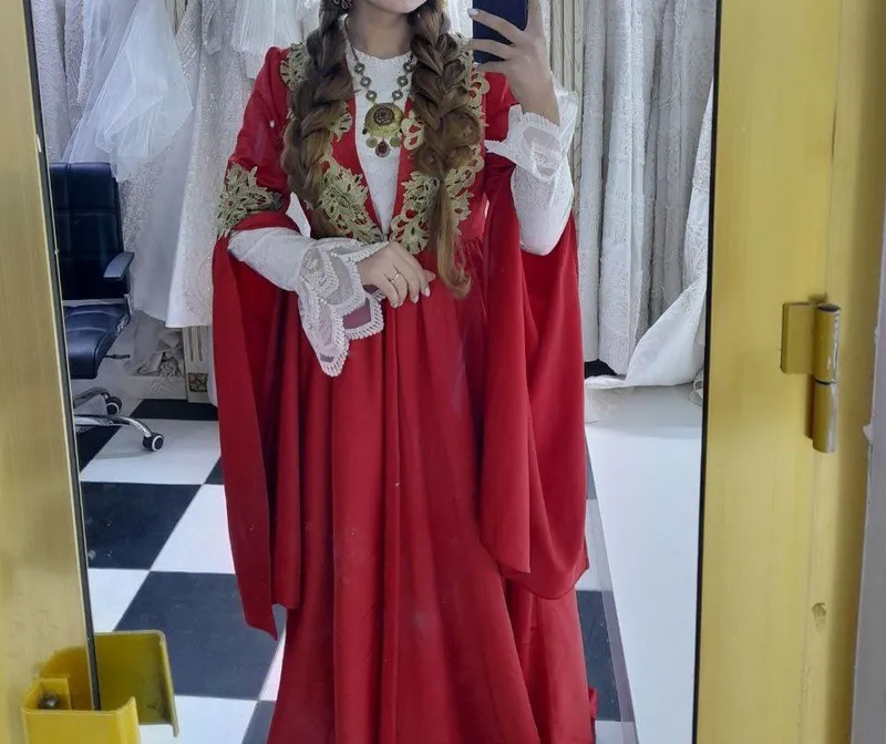 Kelinlar uchun libos qòlda tikilgan holati yaxshi 1.  2 marta kiyilgan .