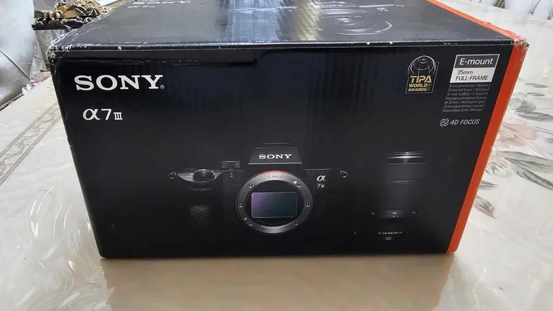 Цифровая камера Sony α7 III (модель ILCE-7M3) с объективом. Цифровая 2